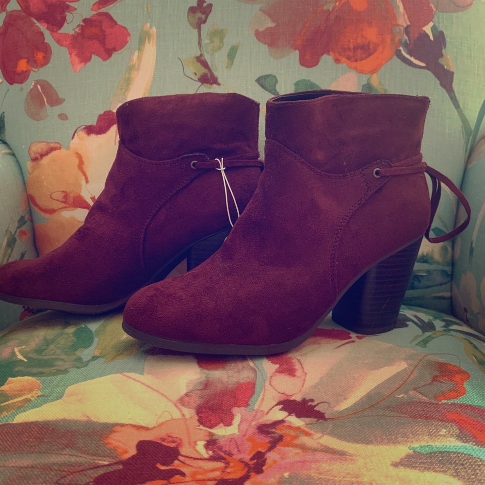 Cute ankle maroon boots size 8